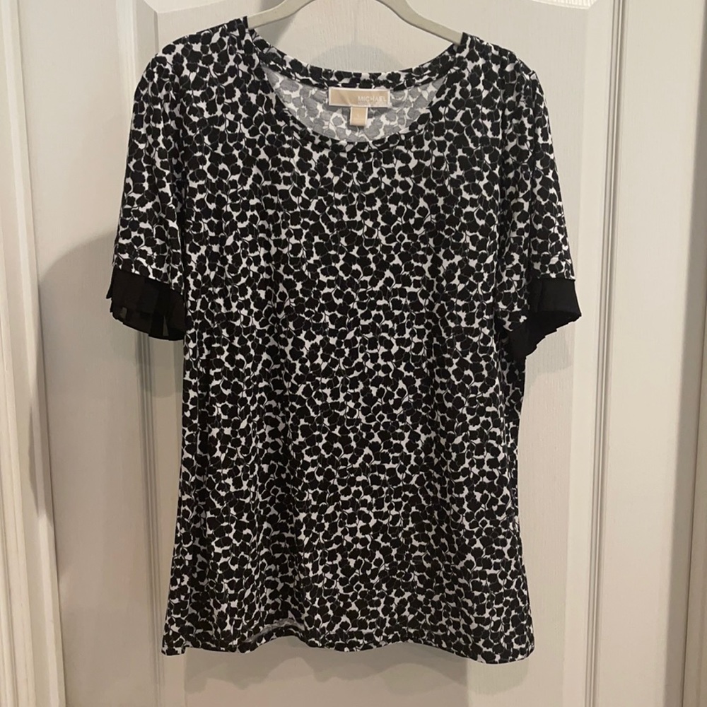 Micheal by Michael Kors black&white pattern top.